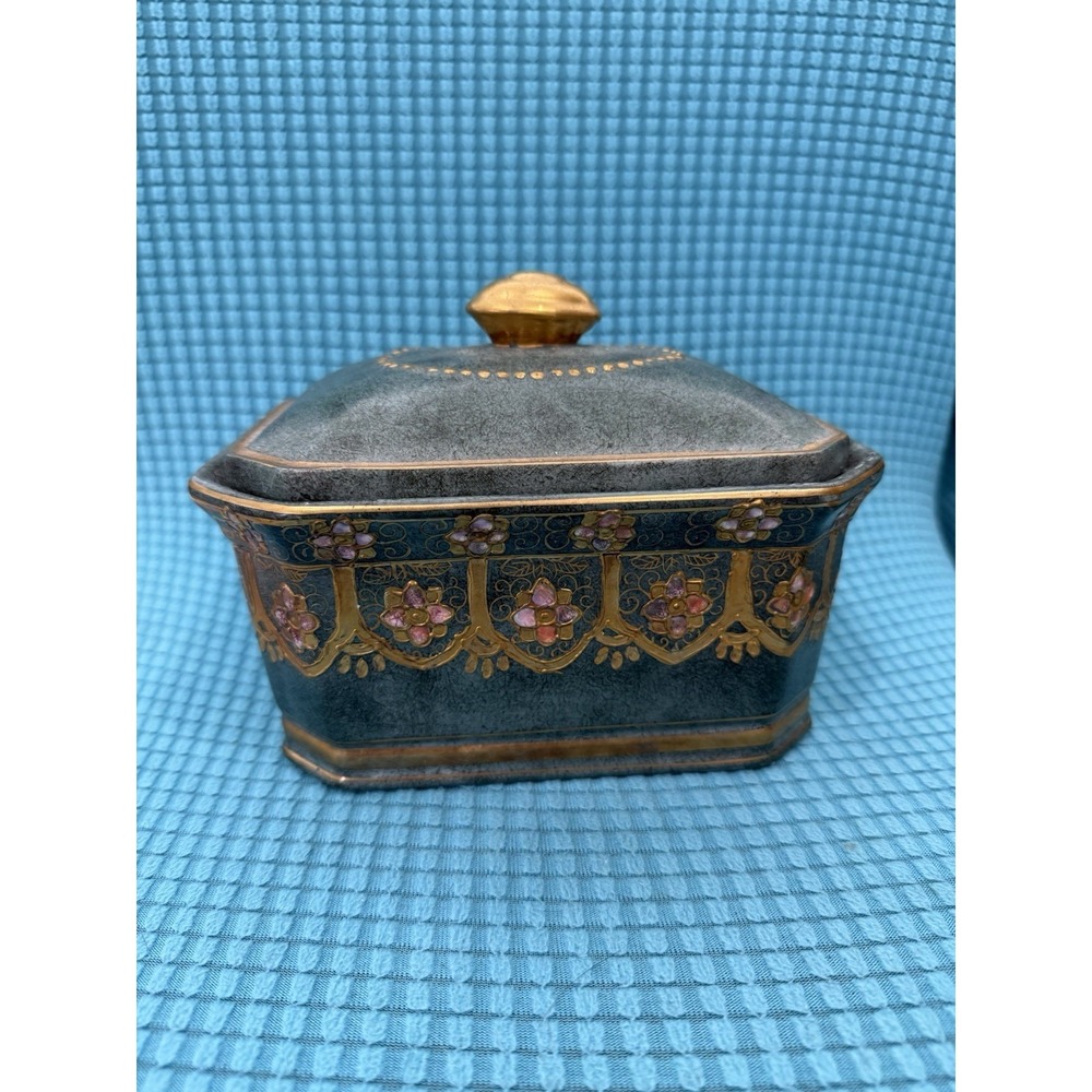 Marbella Toyo H F P Macau Porcelain Floral Lidded Box Green with Gold Trimmed